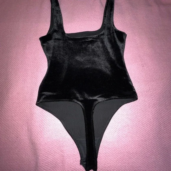 Good American Black Velvet Bodysuit Scoop Neck Sleeveless Thong Back Size 1 - Picture 5 of 6